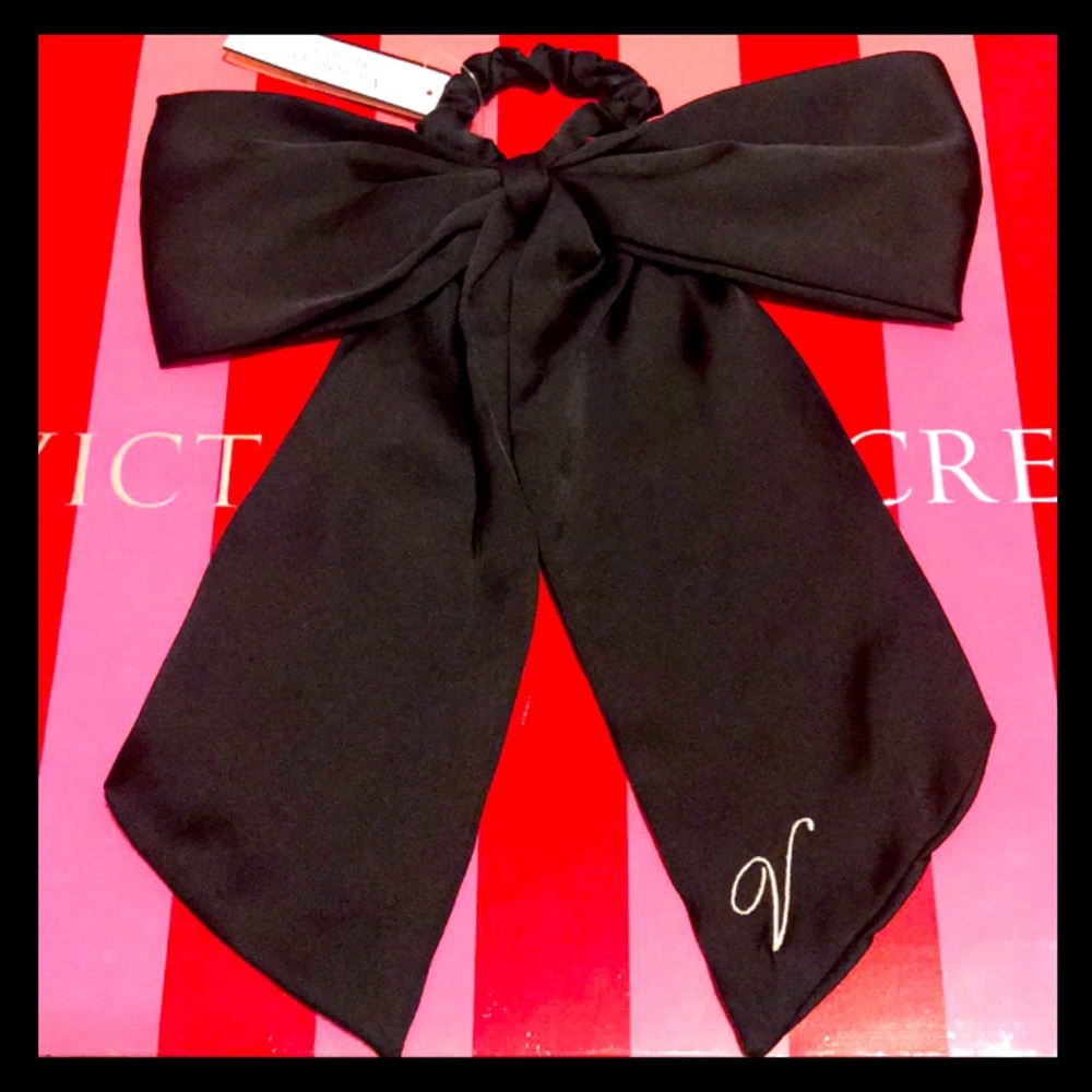 🖤𝒱𝒾𝒸𝓉𝑜𝓇𝒾𝒶'𝓈 𝒮𝑒𝒸𝓇𝑒𝓉 Bow Scrunchie🖤 - Picture 2 of 4